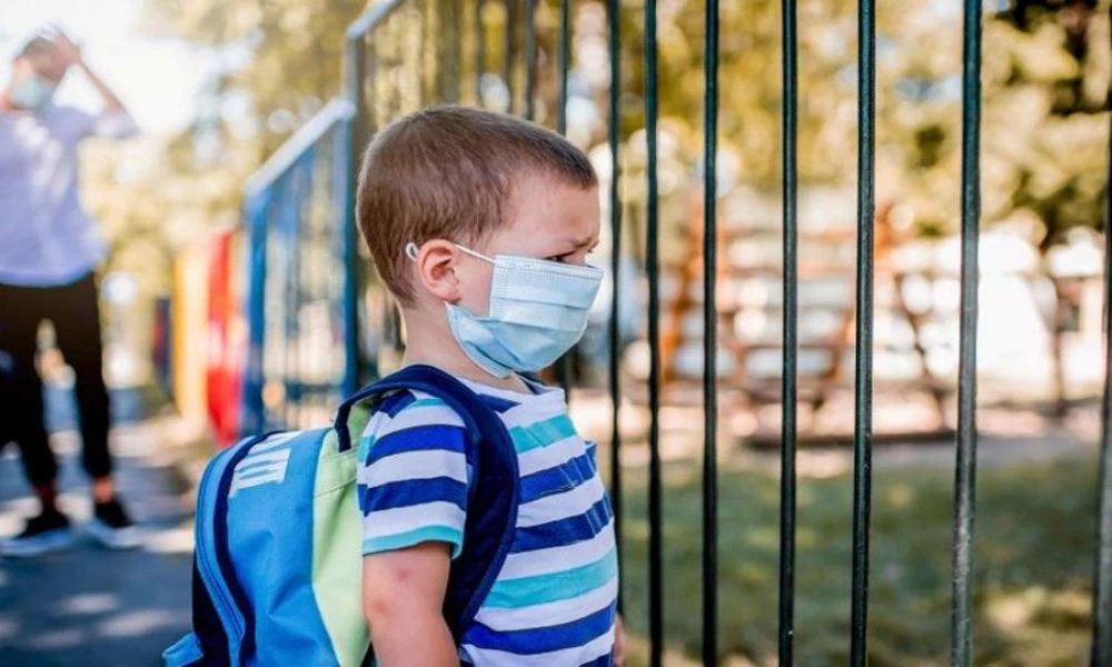 Μάσκα στο σχολείο εν μέσω πανδημίας κορονοϊού και πως θα προετοιμάσετε το παιδί
